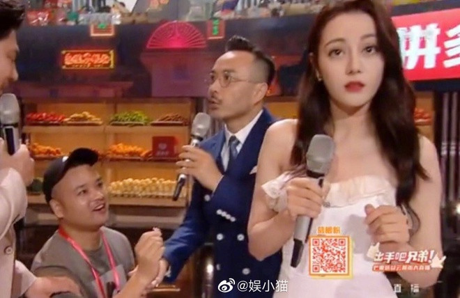 Fan cuồng liên tục cầu hôn Địch Lệ Nhiệt Ba trong 9 tháng ảnh 2