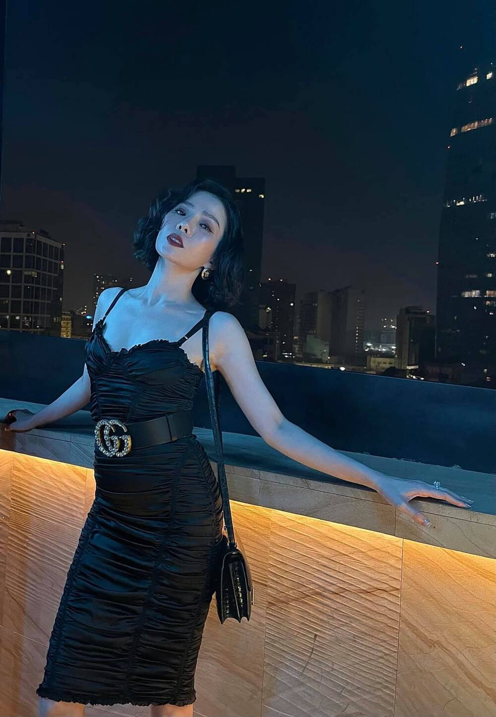 Showbiz 31/1: Lệ Quyên diện váy dây khoe body nóng bỏng, nhắn nhủ yêu thương đến tình trẻ ảnh 1