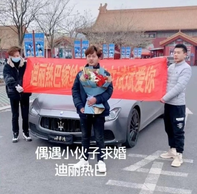 Fan cuồng liên tục cầu hôn Địch Lệ Nhiệt Ba trong 9 tháng ảnh 1