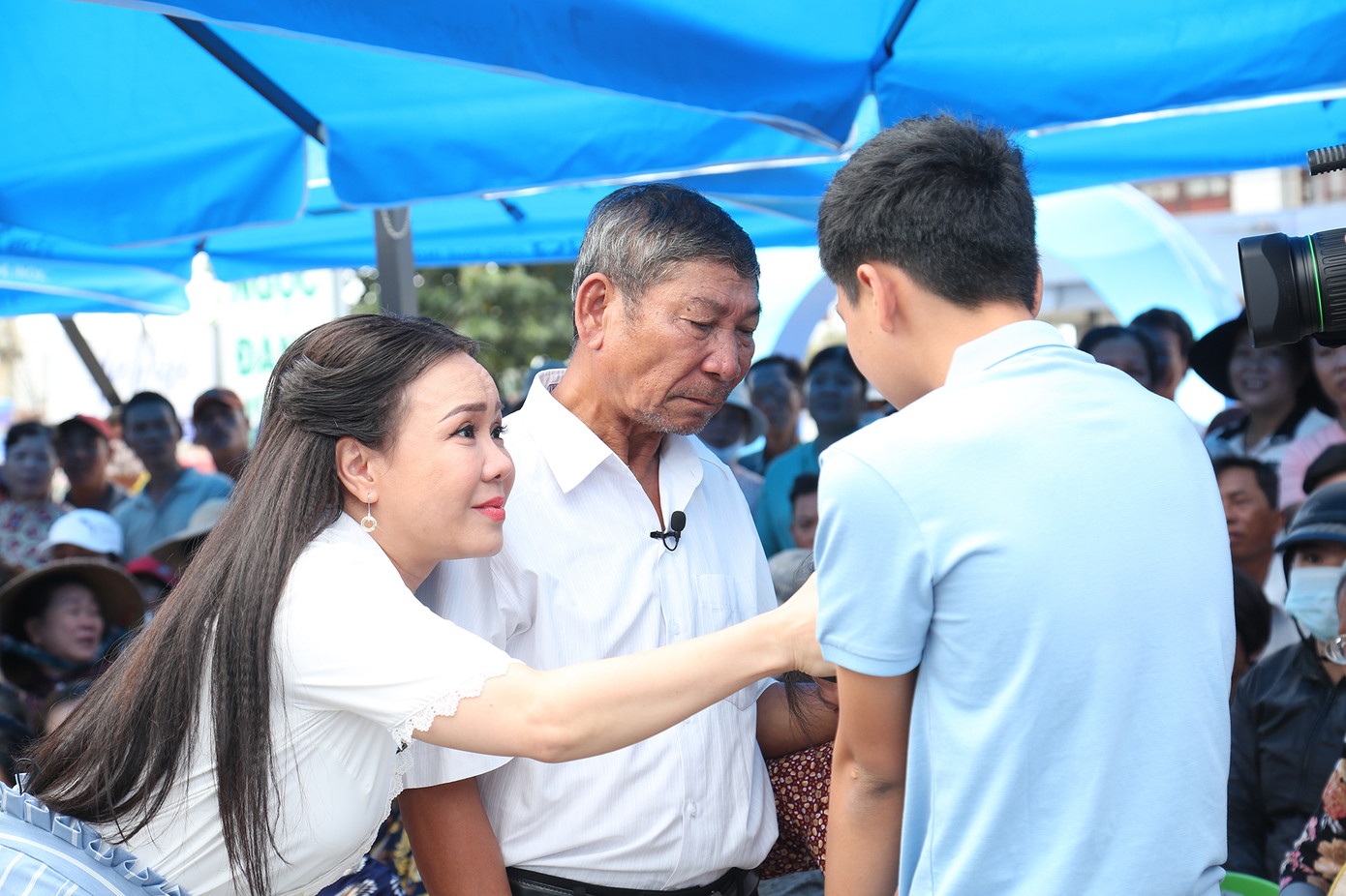 Việt Hương khóc nức nở khi cậu bé viêm tủy ôm chầm lấy người mẹ điên ảnh 4