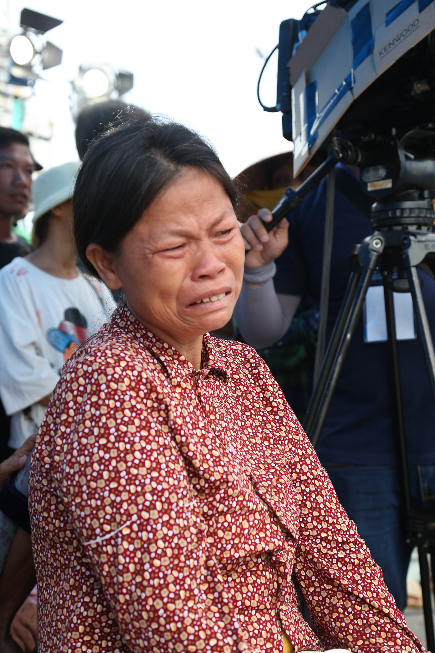 Việt Hương khóc nức nở khi cậu bé viêm tủy ôm chầm lấy người mẹ điên ảnh 2