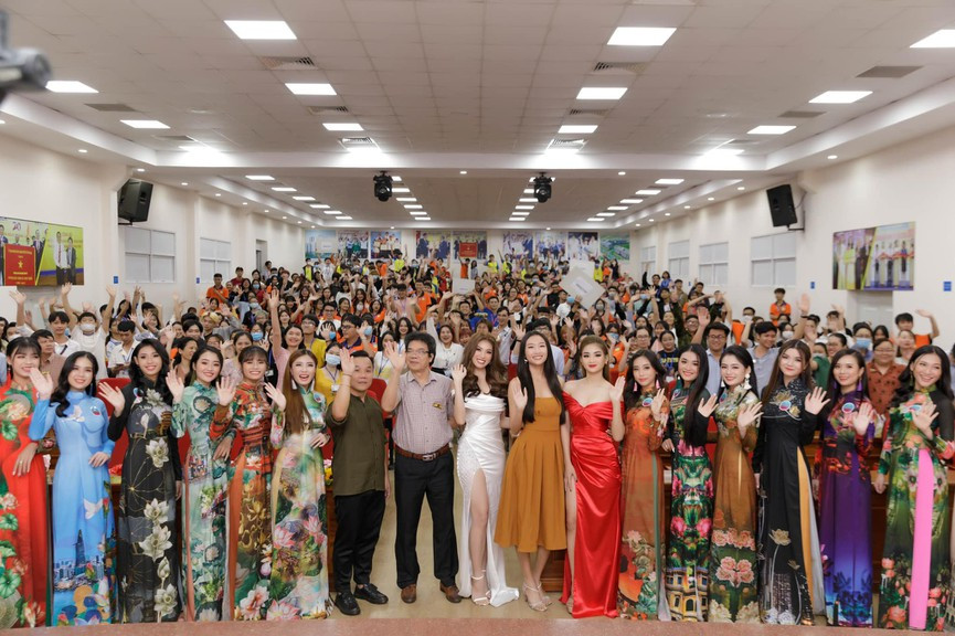 Showbiz 10/1: Ảnh đời thường mới xinh đẹp của Hoa hậu Đỗ Thị Hà ảnh 2