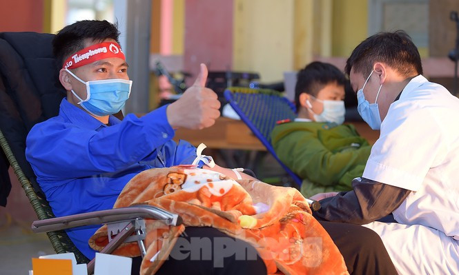 Giọt máu ấm giữa ngày đông lạnh ảnh 117 Giọt máu ấm giữa ngày đông lạnh ảnh 117