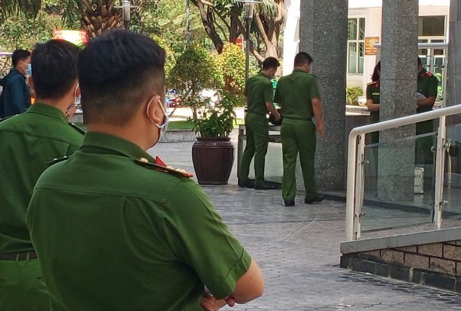 Cơ quan chức năng trong 1 lần thực nghiệm hiện trường vụ tiến sĩ Bùi Quang Tín tự ngã' lầu 14 tử vong. Ảnh: Tân Châu Quan điểm của VKSND TP HCM về vụ tiến sĩ Bùi Quang Tín rơi lầu tử vong ảnh 1