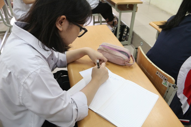Ba nghìn học sinh Thủ đô được thi lại vì ra đề quá mới: Lỗi tại ai? ảnh 1