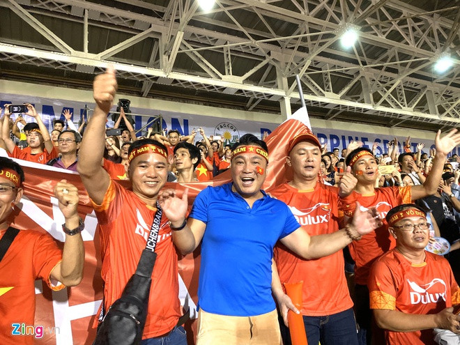 Lý Hùng và hàng trăm CĐV ở Manila hò reo khi Việt Nam thắng Indonesia ảnh 2