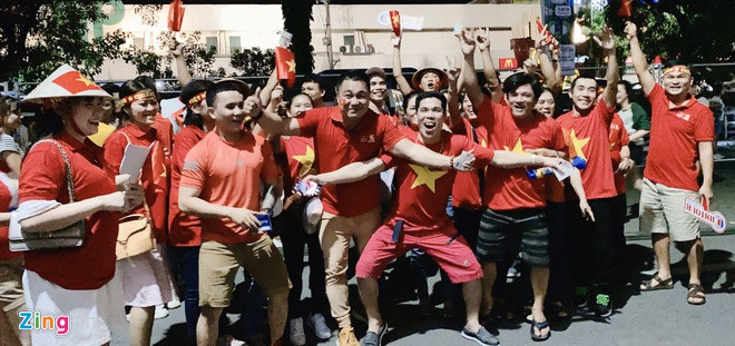 Lý Hùng và hàng trăm CĐV ở Manila hò reo khi Việt Nam thắng Indonesia ảnh 1