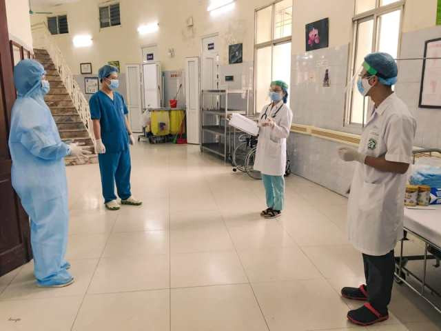 Những hình ảnh ấm tình người bên trong Bệnh viện Bạch Mai những ngày phong tỏa ảnh 7