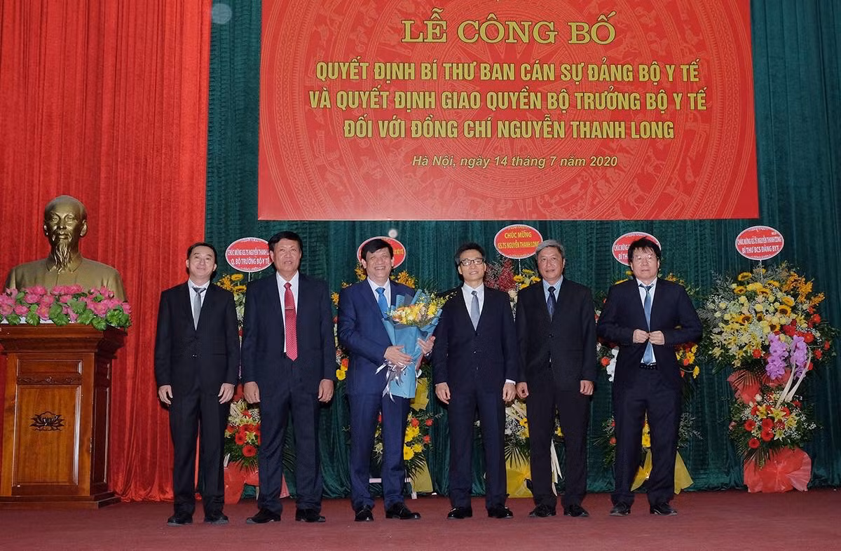 Trao quyết định giao quyền Bộ trưởng Bộ Y tế cho GS.TS Nguyễn Thanh Long ảnh 1