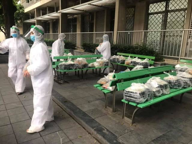 Những hình ảnh ấm tình người bên trong Bệnh viện Bạch Mai những ngày phong tỏa ảnh 3