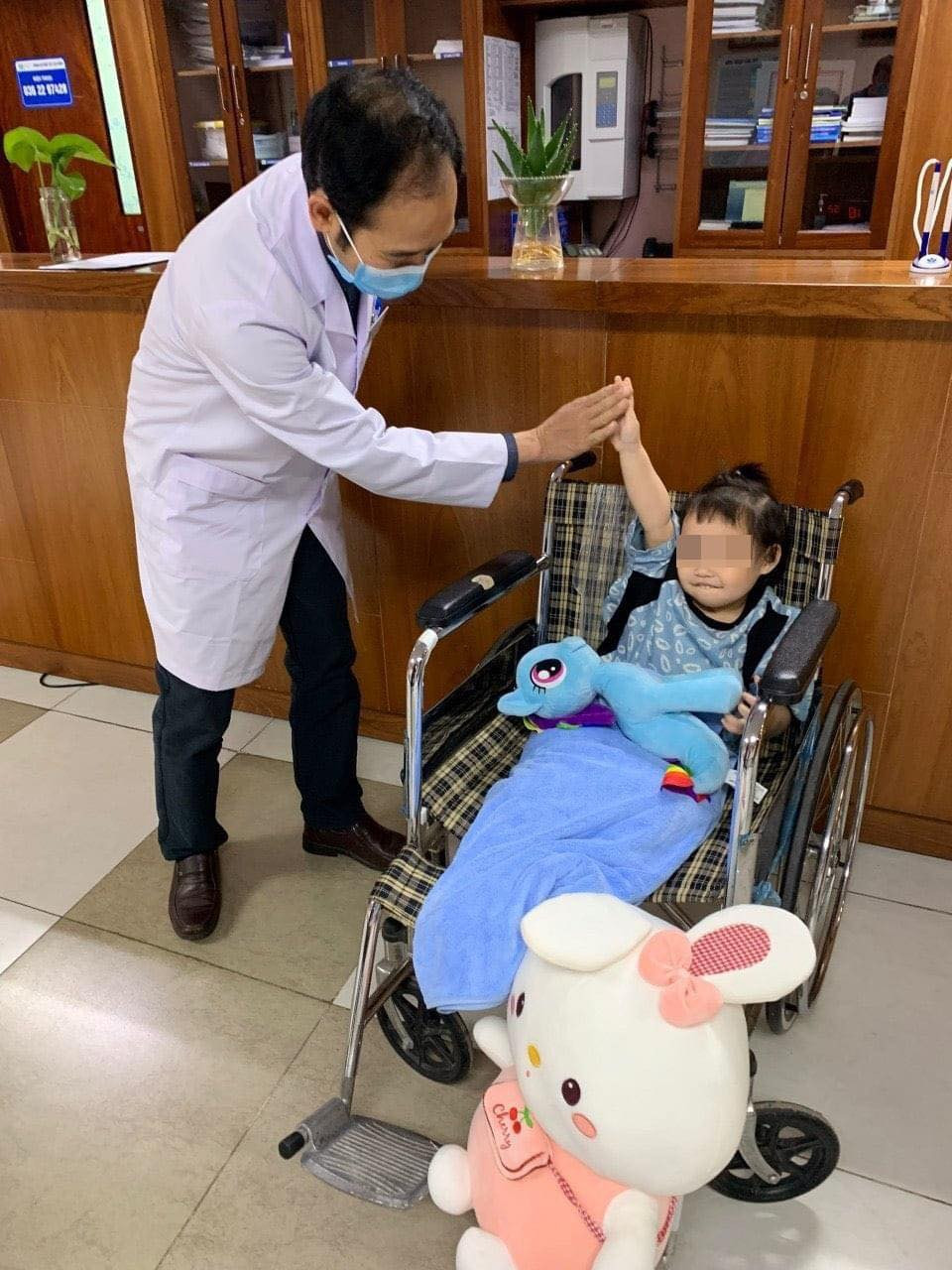 Hình ảnh bé rơi từ tầng 12A xuất viện ảnh 2