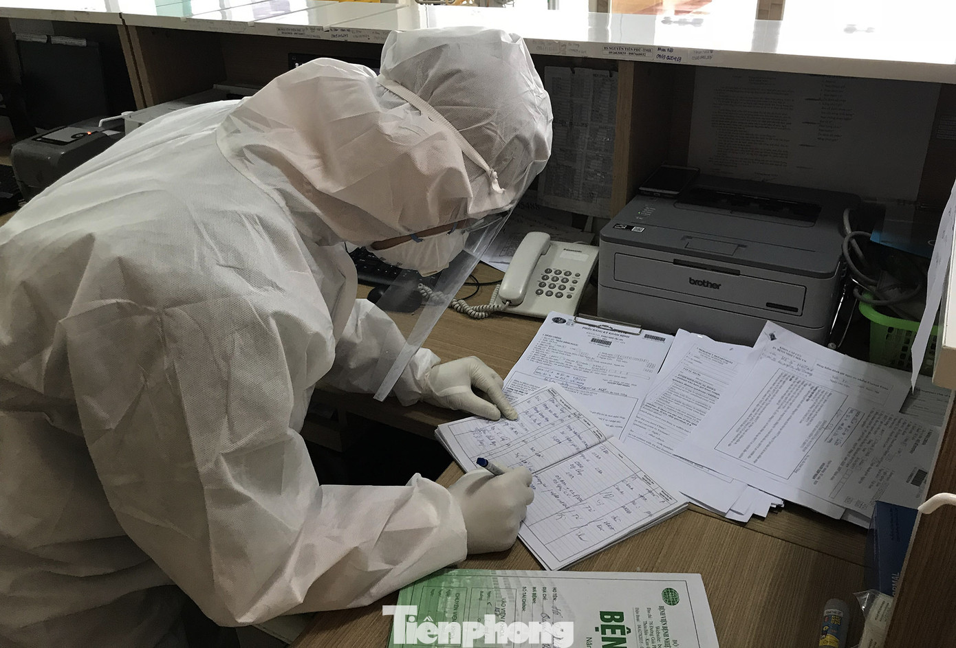 Vào ‘đại bản doanh’ xem bác sĩ và bệnh nhân hợp sức chống virus corona ảnh 1