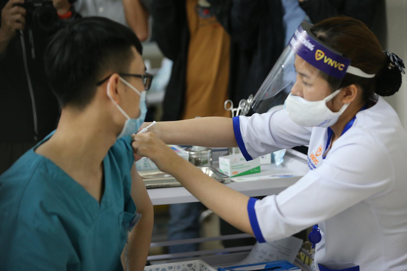 Cận cảnh tiêm vắc xin ngừa COVID-19 tại Bệnh viện Thanh Nhàn Hà Nội ảnh 2