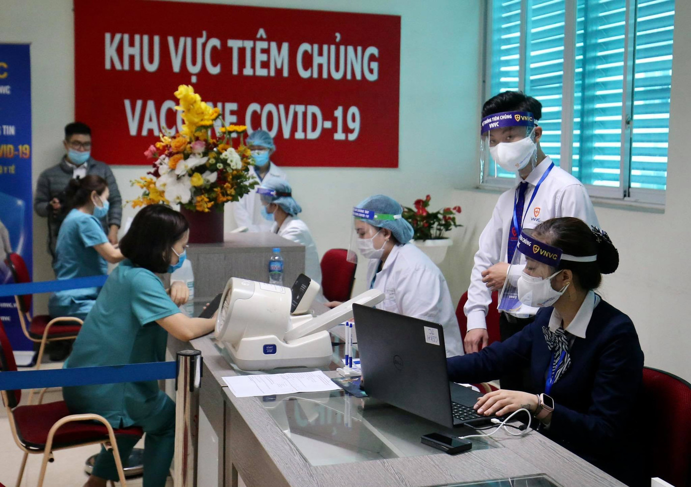 Cận cảnh tiêm vắc xin ngừa COVID-19 tại Bệnh viện Thanh Nhàn Hà Nội ảnh 1