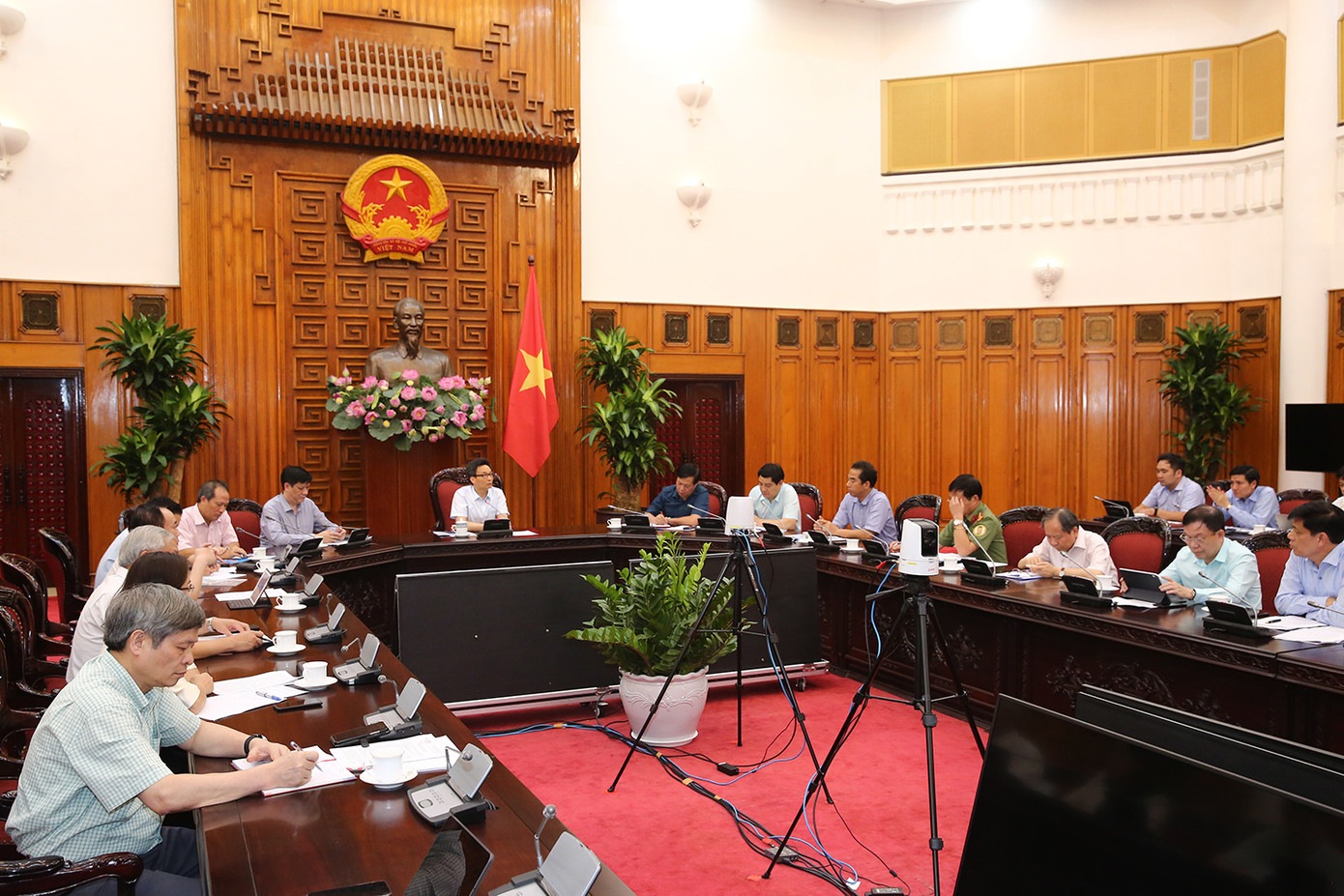 Phó Thủ tướng Vũ Đức Đam: Xuất hiện tâm lý chủ quan trong chống dịch ảnh 1