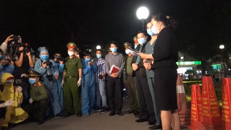 Vỡ òa thời khắc gỡ bỏ phong tỏa Bệnh viện Bạch Mai ảnh 13