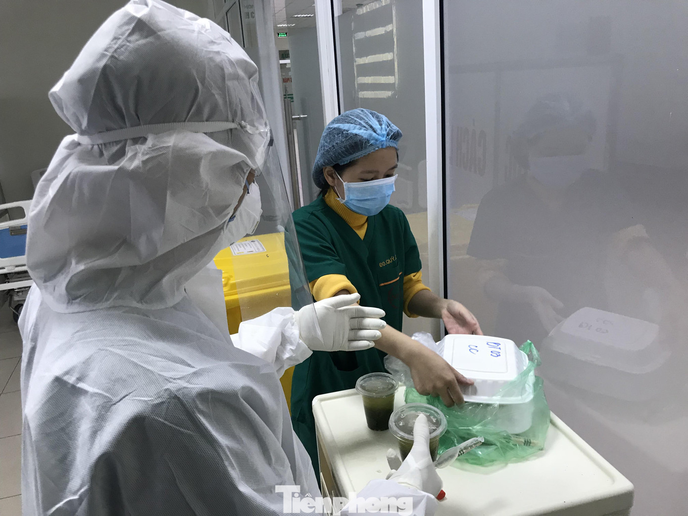 Vào ‘đại bản doanh’ xem bác sĩ và bệnh nhân hợp sức chống virus corona ảnh 10