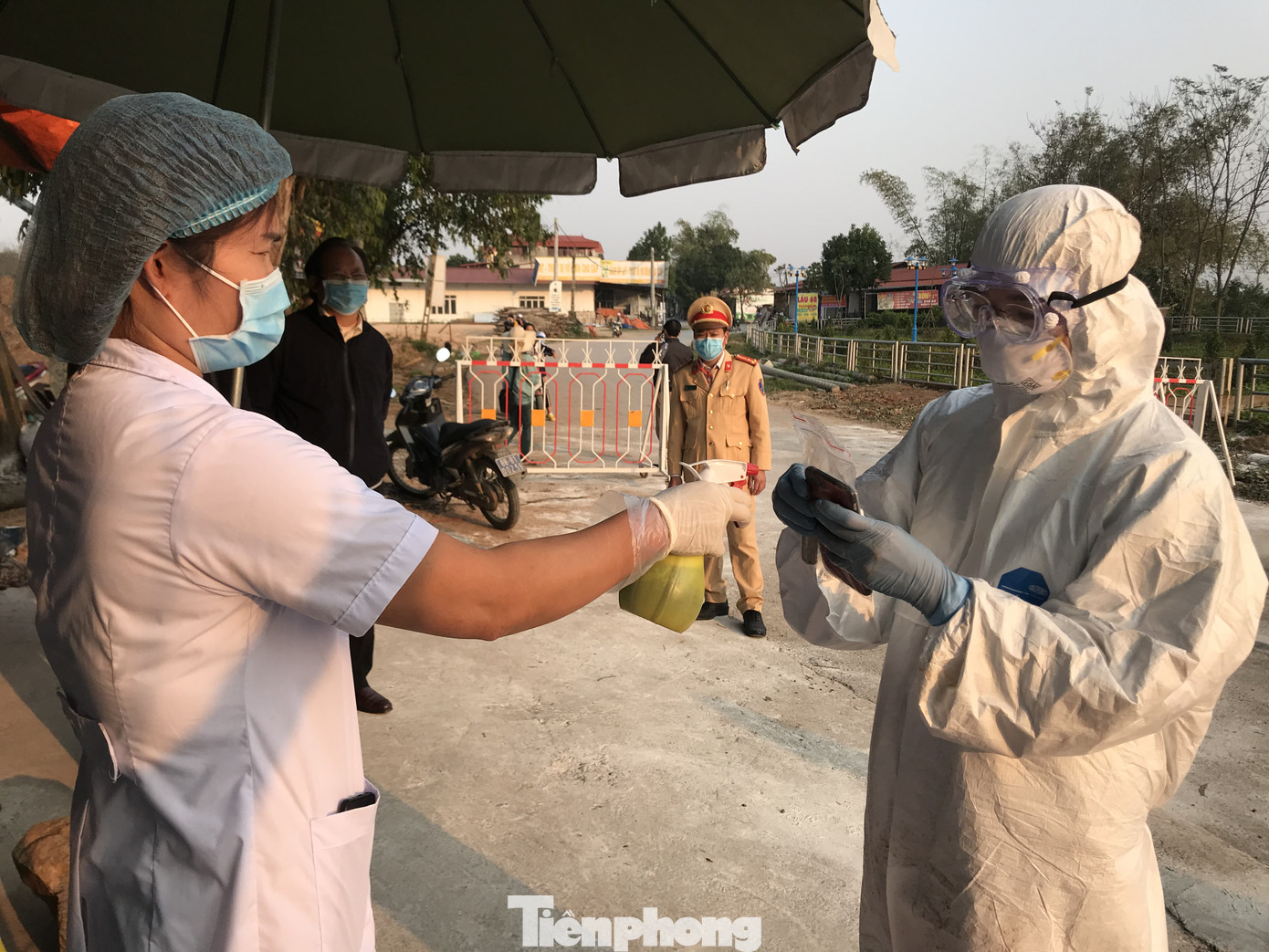 Cuộc sống thường nhật của người dân vùng dịch Sơn Lôi những ngày cách ly ảnh 15