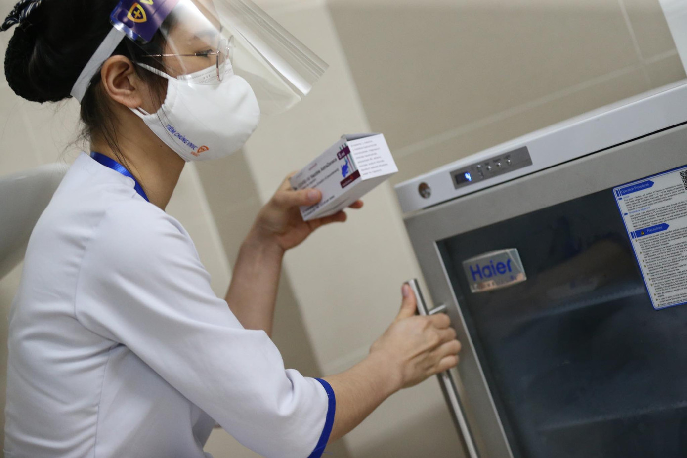 Cận cảnh tiêm vắc xin ngừa COVID-19 tại Bệnh viện Thanh Nhàn Hà Nội ảnh 4