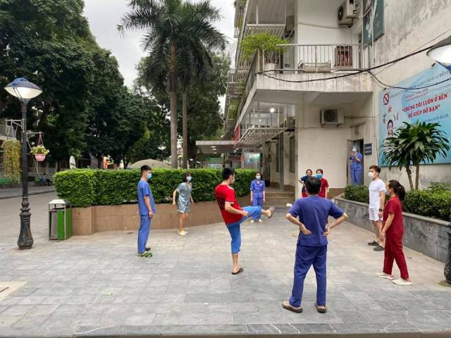 Những hình ảnh ấm tình người bên trong Bệnh viện Bạch Mai những ngày phong tỏa ảnh 12