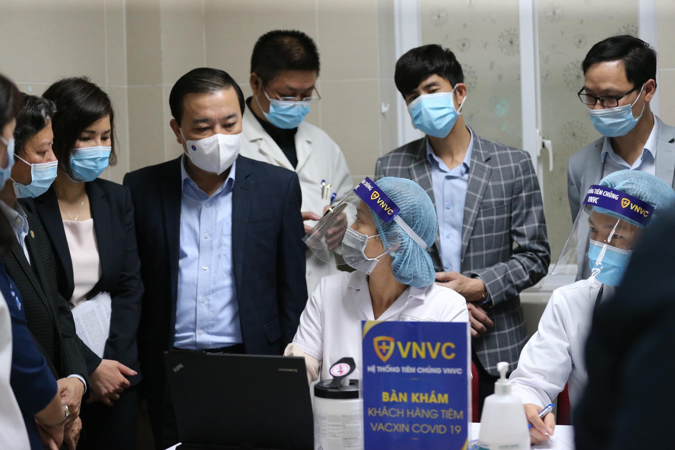 Cận cảnh tiêm vắc xin ngừa COVID-19 tại Bệnh viện Thanh Nhàn Hà Nội ảnh 6