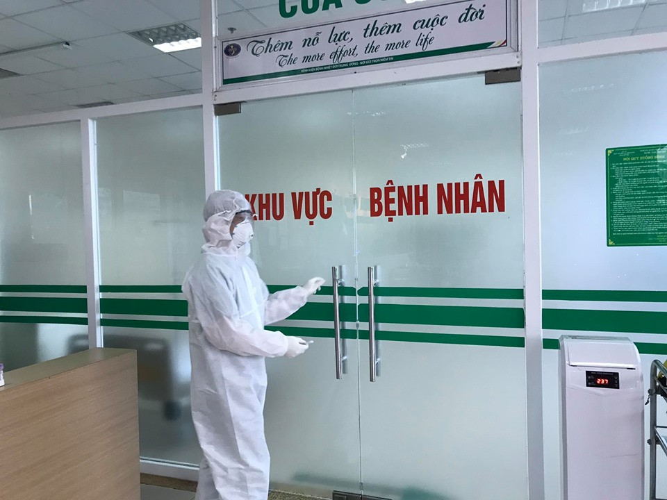 Vỡ òa thời khắc gỡ bỏ phong tỏa Bệnh viện Bạch Mai ảnh 14