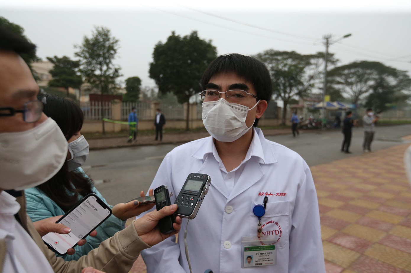 Sáng nay, chuẩn bị tiêm vắc xin cho 100 nhân viên y tế BV Bệnh nhiệt đới T.Ư ảnh 1