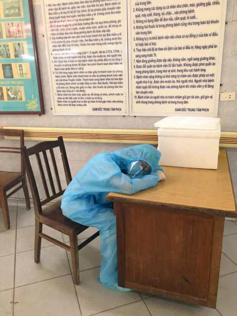 Những hình ảnh ấm tình người bên trong Bệnh viện Bạch Mai những ngày phong tỏa ảnh 9