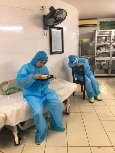 Những hình ảnh ấm tình người bên trong Bệnh viện Bạch Mai những ngày phong tỏa ảnh 8