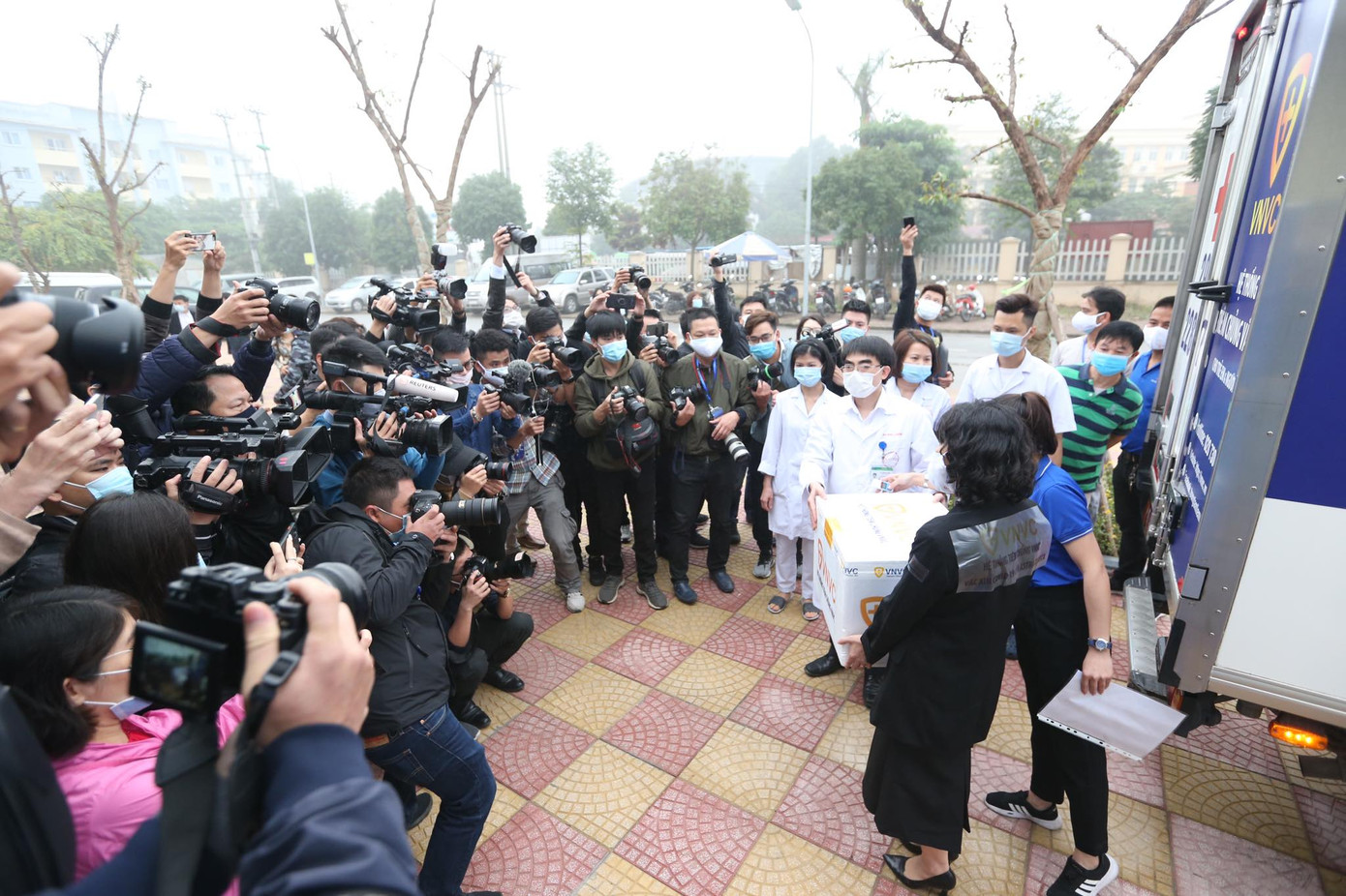 Cận cảnh tiêm vắc xin ngừa COVID-19 tại Bệnh viện Thanh Nhàn Hà Nội ảnh 10 Cận cảnh tiêm vắc xin ngừa COVID-19 tại Bệnh viện Thanh Nhàn Hà Nội ảnh 10