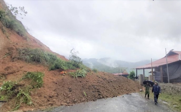 9 hộ gia đình và 40 chiến sĩ phải di dời khẩn cấp vì sạt lở núi ảnh 2