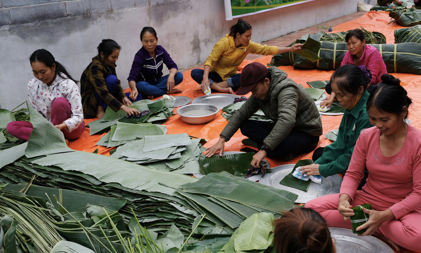 Người dân nhiều tỉnh thành ngày đêm 'gói yêu thương' gửi bà con miền Trung ảnh 22