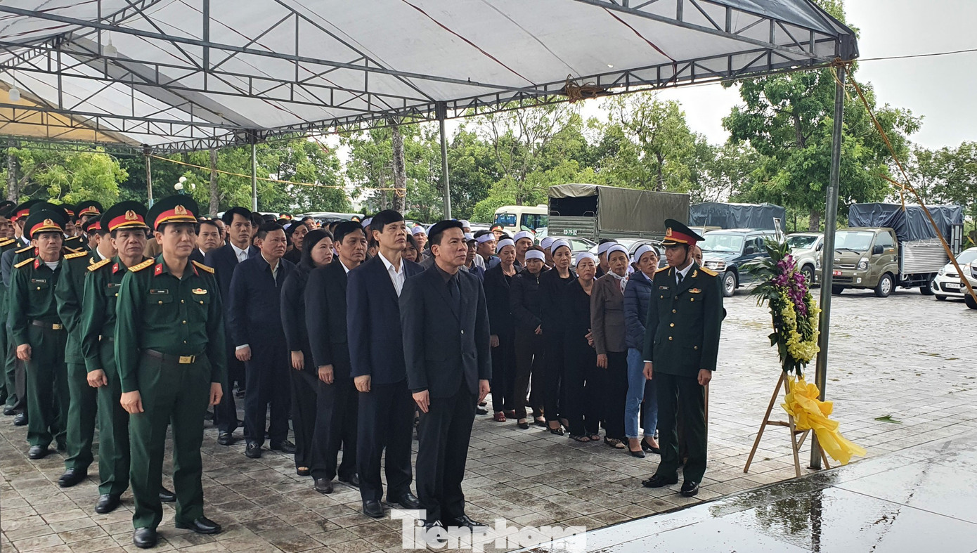 Người thân, đồng đội nghẹn ngào tiễn biệt Đại tá Hoàng Mai Vui hi sinh ở Rào Trăng 3 ảnh 1