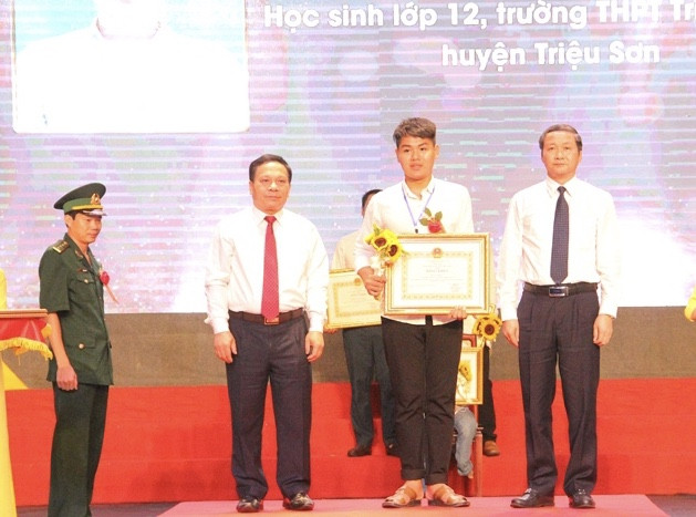 Nam sinh 10 năm cõng bạn đến trường quyết định học tại Đại học Y Thái Bình ảnh 2
