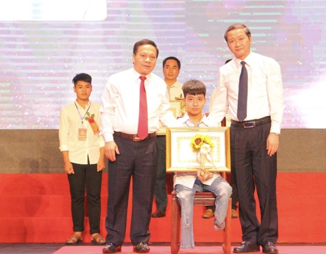 Cụ bà 84 tuổi xin 'thoát nghèo' và đôi bạn cõng nhau tới trường được tôn vinh ảnh 2