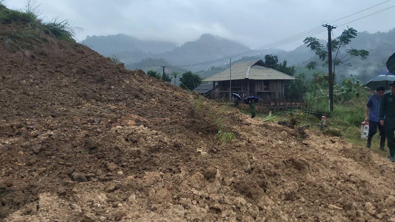 9 hộ gia đình và 40 chiến sĩ phải di dời khẩn cấp vì sạt lở núi ảnh 1