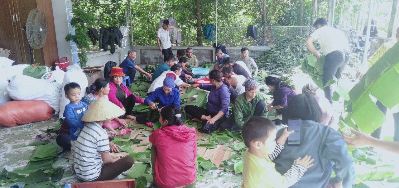 Người dân nhiều tỉnh thành ngày đêm 'gói yêu thương' gửi bà con miền Trung ảnh 19