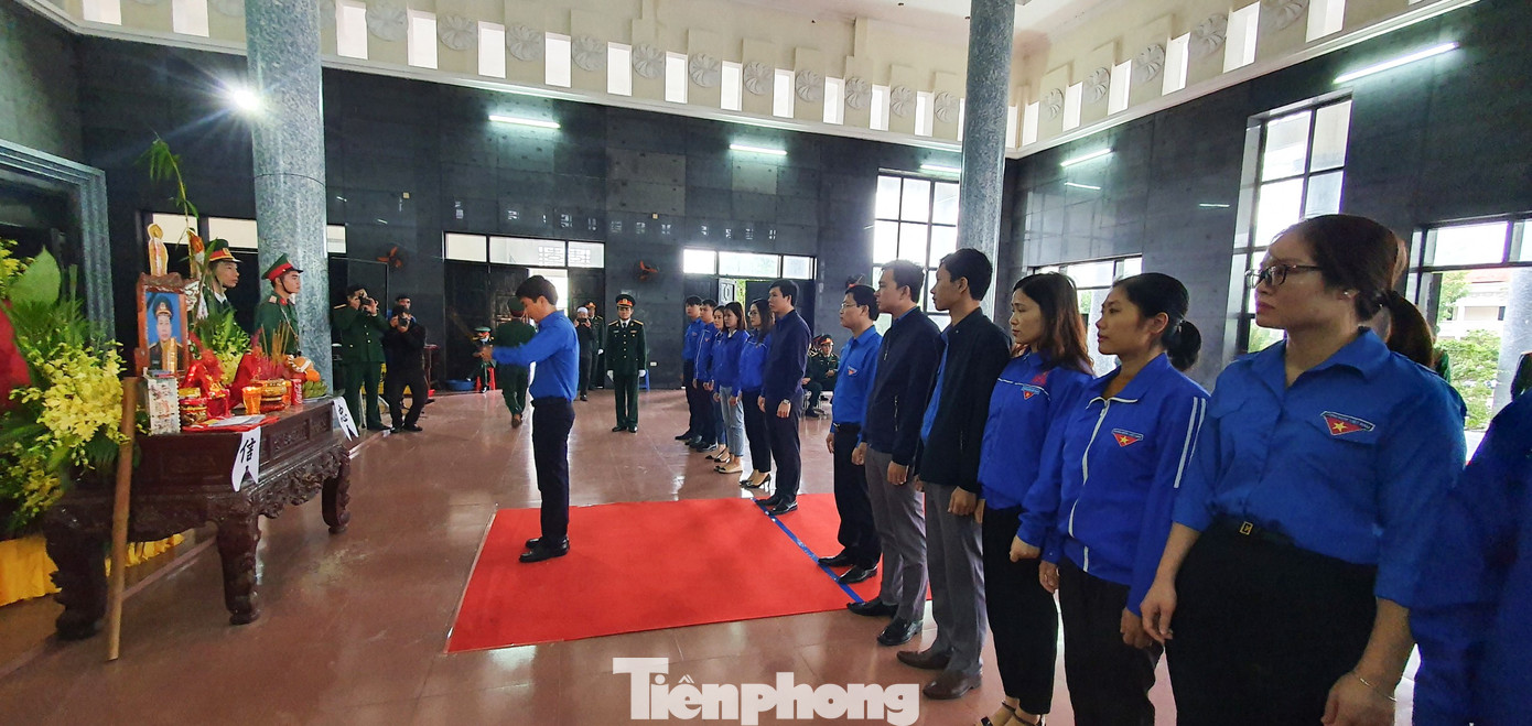 Người thân, đồng đội nghẹn ngào tiễn biệt Đại tá Hoàng Mai Vui hi sinh ở Rào Trăng 3 ảnh 2