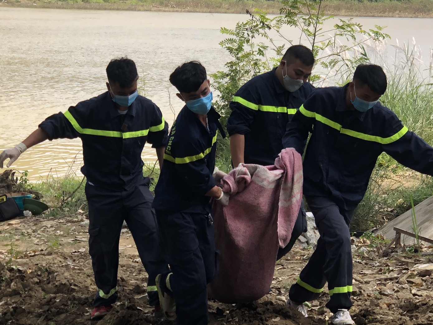 Ô tô lao xuống sông, 3 người tử vong ảnh 1