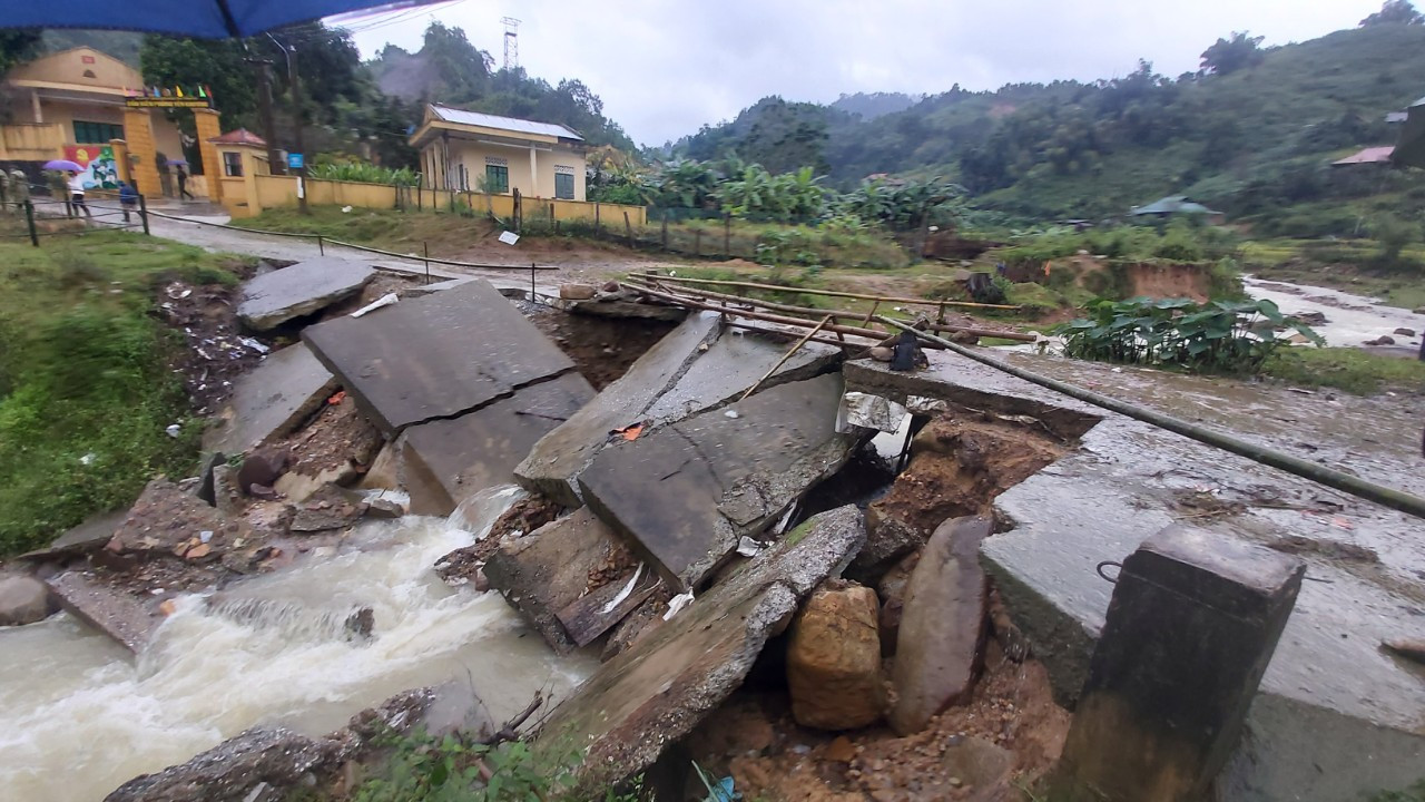 9 hộ gia đình và 40 chiến sĩ phải di dời khẩn cấp vì sạt lở núi ảnh 3