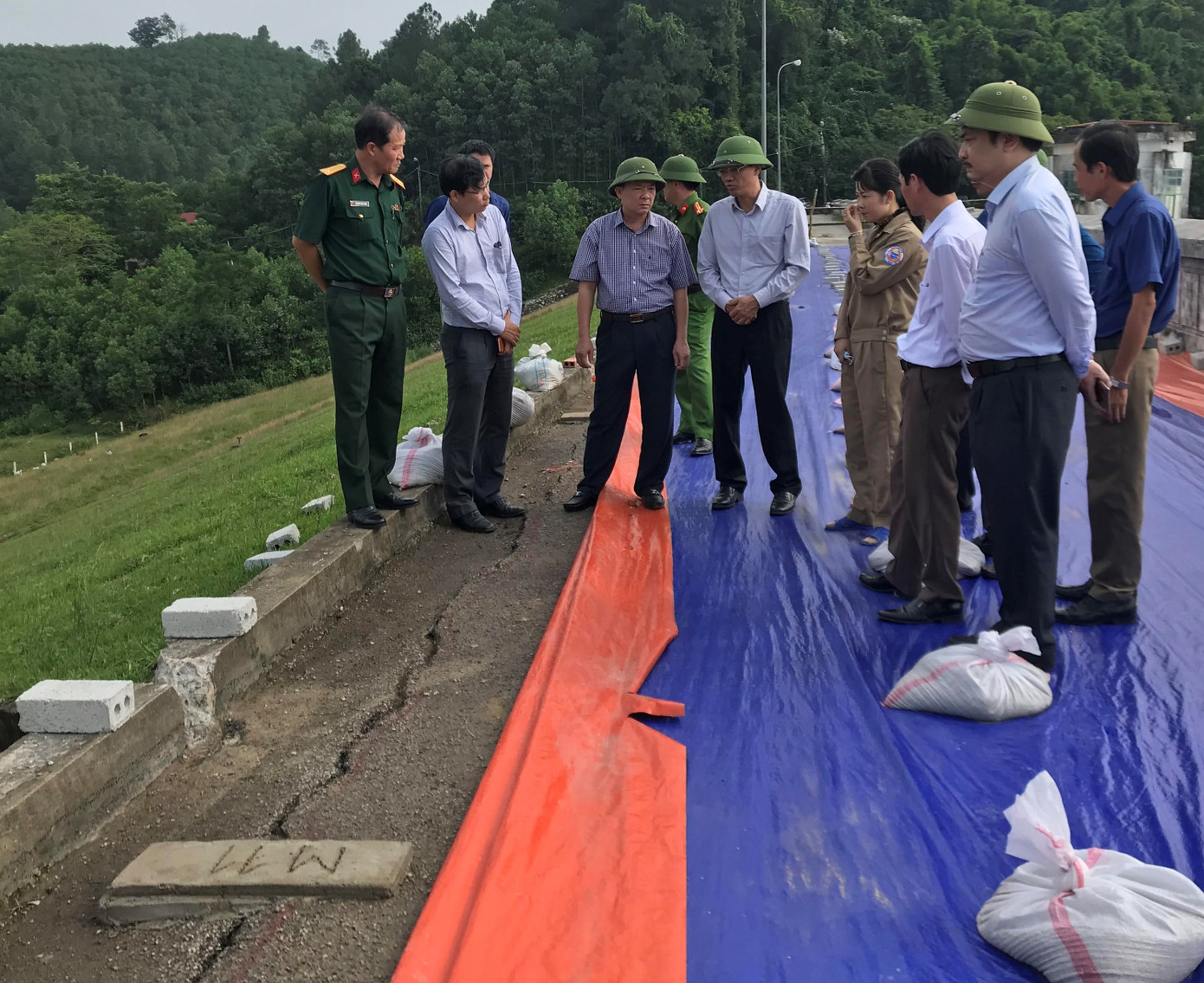 Lực lượng chức năng kiểm tra, chỉ đạo, tập trung xử lý vết nứt Hồ thủy lợi Sông Mực xuất hiện vết nứt dài dọc thân đập ảnh 2