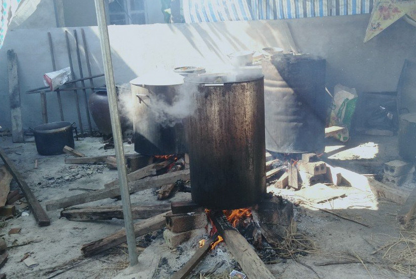 Người dân nhiều tỉnh thành ngày đêm 'gói yêu thương' gửi bà con miền Trung ảnh 18