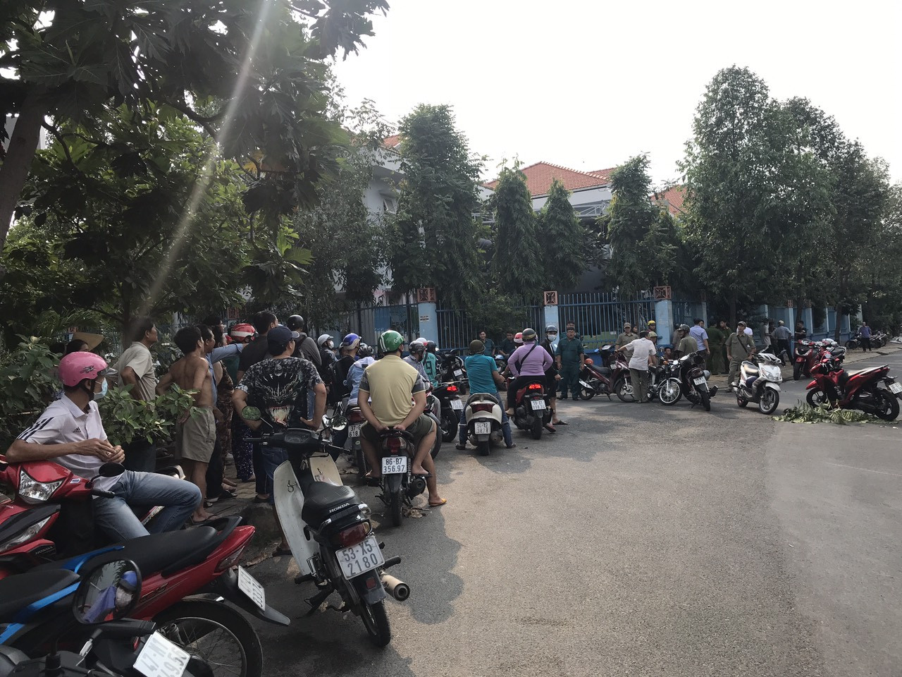 Nam sinh gục chết ở vỉa hè Sài Gòn với con dao cắm trên ngực ảnh 1