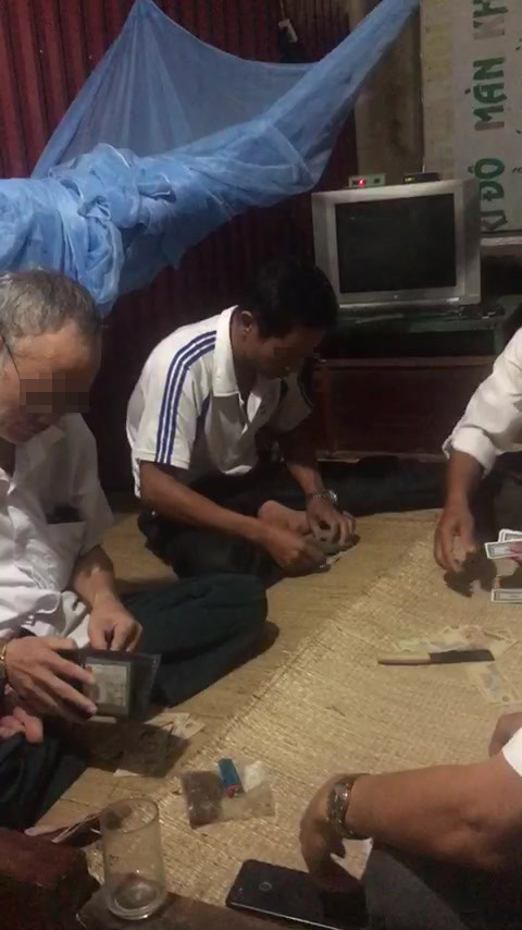 Dân quay clip, tố Bí thư và Phó Chủ tịch xã đánh bài ăn tiền tại công sở ảnh 1