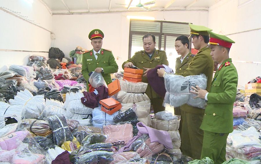 Phát hiện gần 7 tấn sản phẩm may mặc giả thương hiệu nổi tiếng ảnh 1
