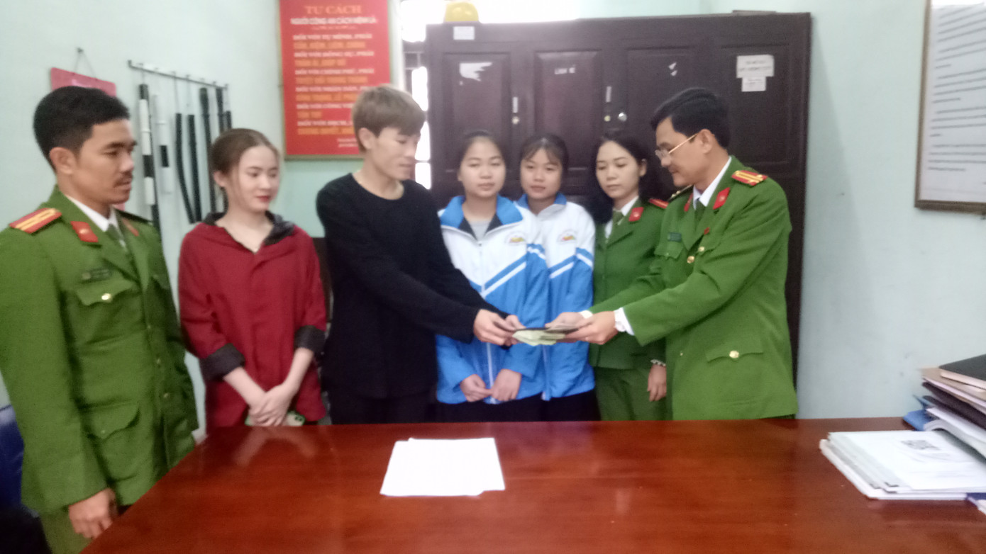 Hai nữ sinh trường Dân tộc Nội trú nhặt được của rơi trả người đánh mất ảnh 1