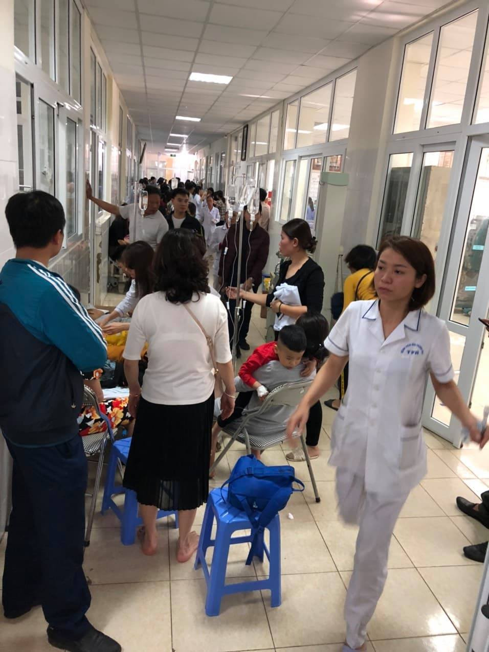 Hàng chục trẻ Trường mầm non Vườn Mặt trời nhập viện sau bữa ăn ảnh 1