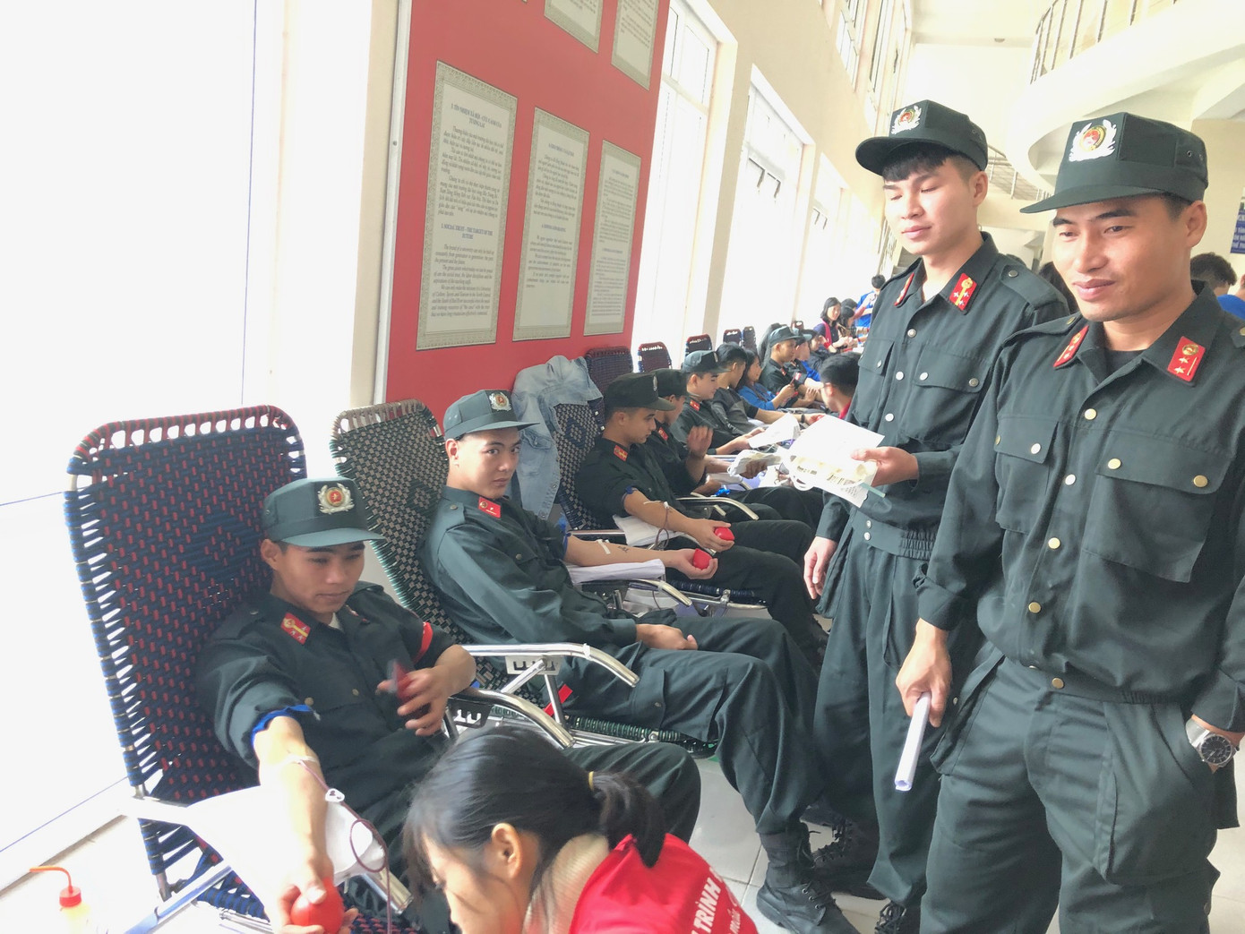 Chiến sỹ Tiểu đoàn Cảnh sát cơ động số 4 hào hứng với Chủ nhật Đỏ ảnh 6