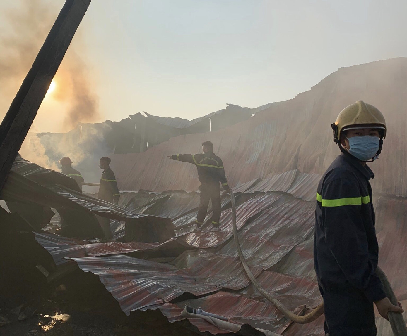 Cháy xưởng đũa ở Thanh Hóa lúc nửa đêm ảnh 2