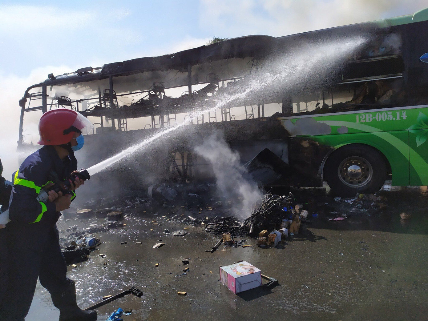 Xe khách 2 tầng bốc cháy dữ dội ảnh 1